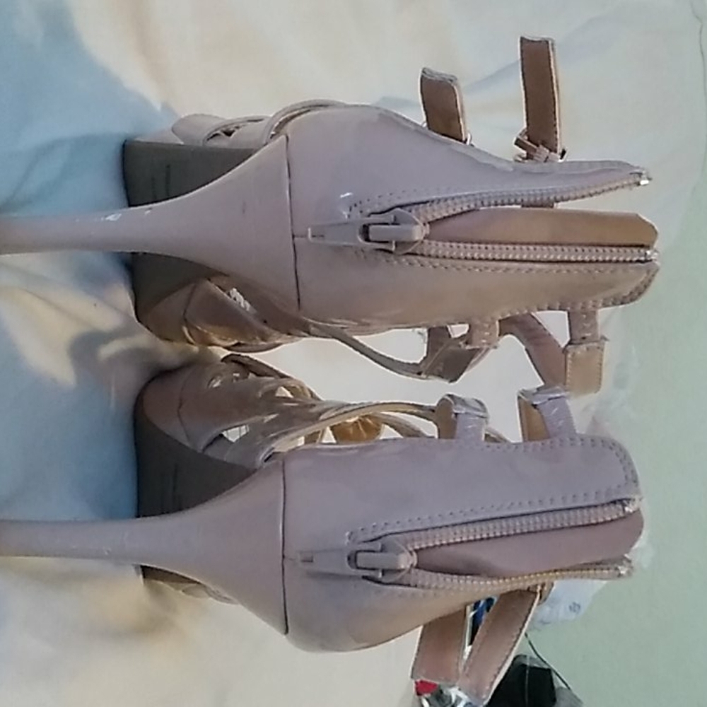Heels - Picture 4 of 4